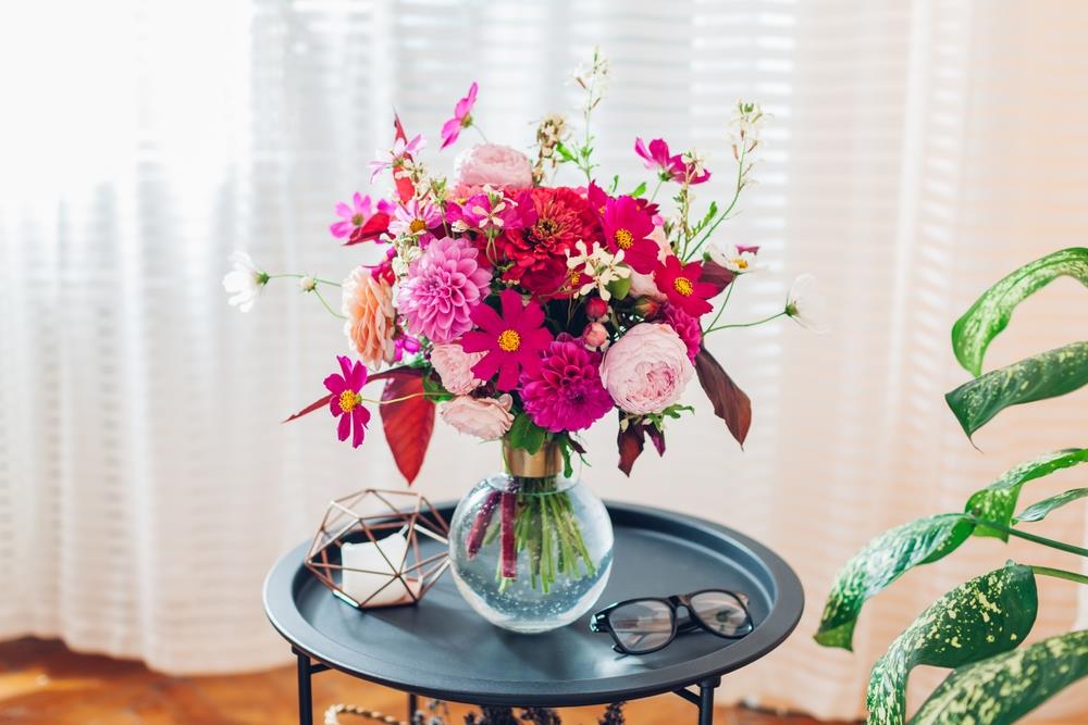 Una cucharadita de estos ingredientes y las flores de tu florero durarán una eternidad